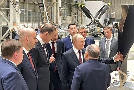 Владимир Путин осмотрел макет инновационной лопатки вентилятора из композитных материалов