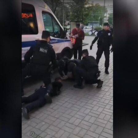 Жесткое задержание в Петербурге: полиция пресекла попытку диаспоры освободить вооруженного нарушителя