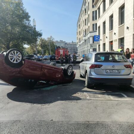 Петербурженка чудом осталась в живых после ДТП с перевертышем на Карповке: подробности