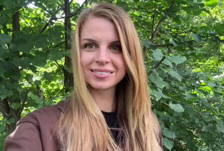 Видео: Теннисистка Надежда Гуськова поздравила москвичей с праздником