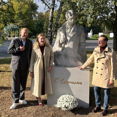 Памятник Сергею Есенину в Музеоне: Фото и Речь Безрукова