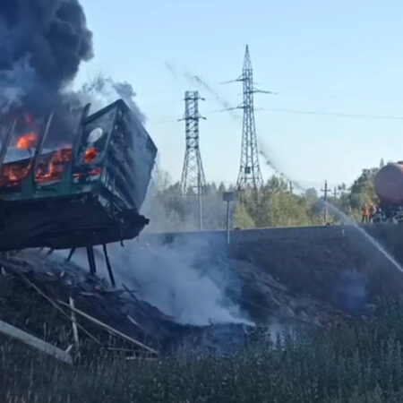 Пожарный поезд ликвидирует масштабное возгорание после ДТП на переезде в Смоленской области