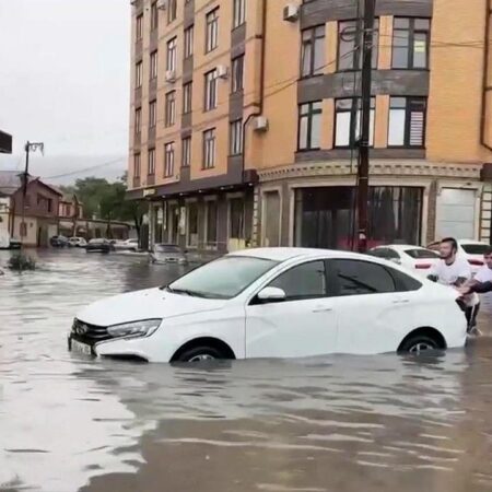 Водная гладь вместо асфальта: фото последствий ливня в Махачкале
