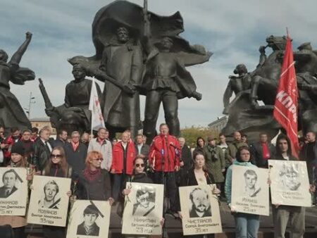Митинг в память 32-й годовщины расстрела защитников Дома Советов: фоторепортаж