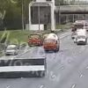 Грузовик опрокинулся на МКАД в Москве после столкновения: подробности ДТП