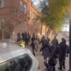 В Оренбурге десятки мужчин в черной одежде и масках снова вышли на улицы