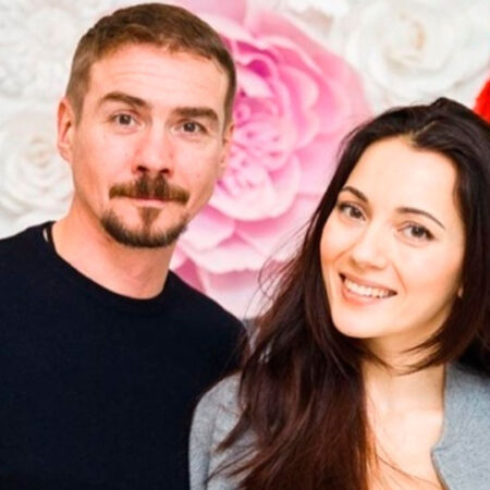 Актер Денис Никифоров продемонстрировал идеальную семью на светском мероприятии