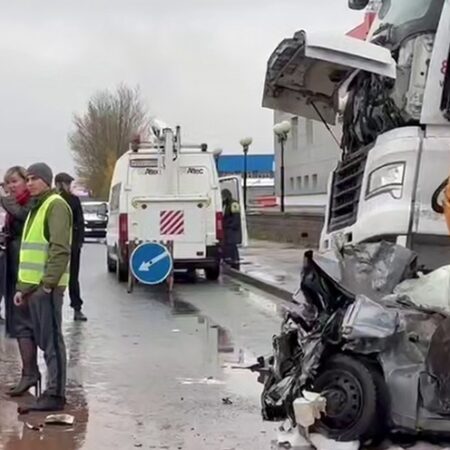 Массовое ДТП в Уфе: Грузовик протаранил 11 автомобилей, есть погибшие