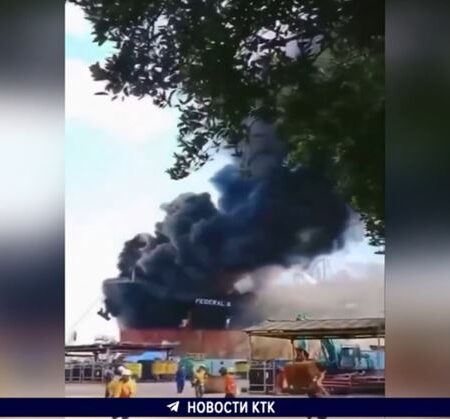 Взрыв на нефтяном танкере в Индонезии: не менее десяти жертв