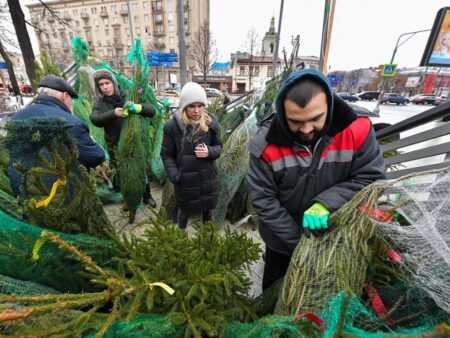 Предновогодний ажиотаж: Москвичи спешат на ёлочные базары