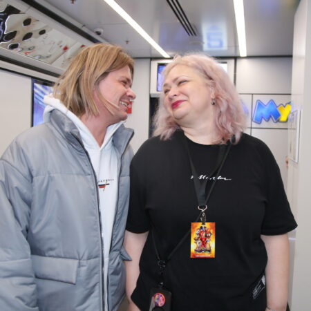 Контраст звезд на закрытом показе: Скромность Александра Яценко против охраны Виталии Корниенко