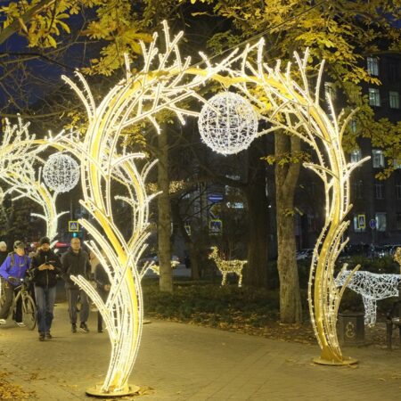 Краснодар сияет: масштабные новогодние украшения, гирлянды и инсталляции готовы к празднику